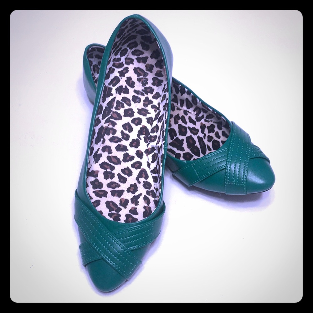 Emerald green pointed toe flats, size 7.5